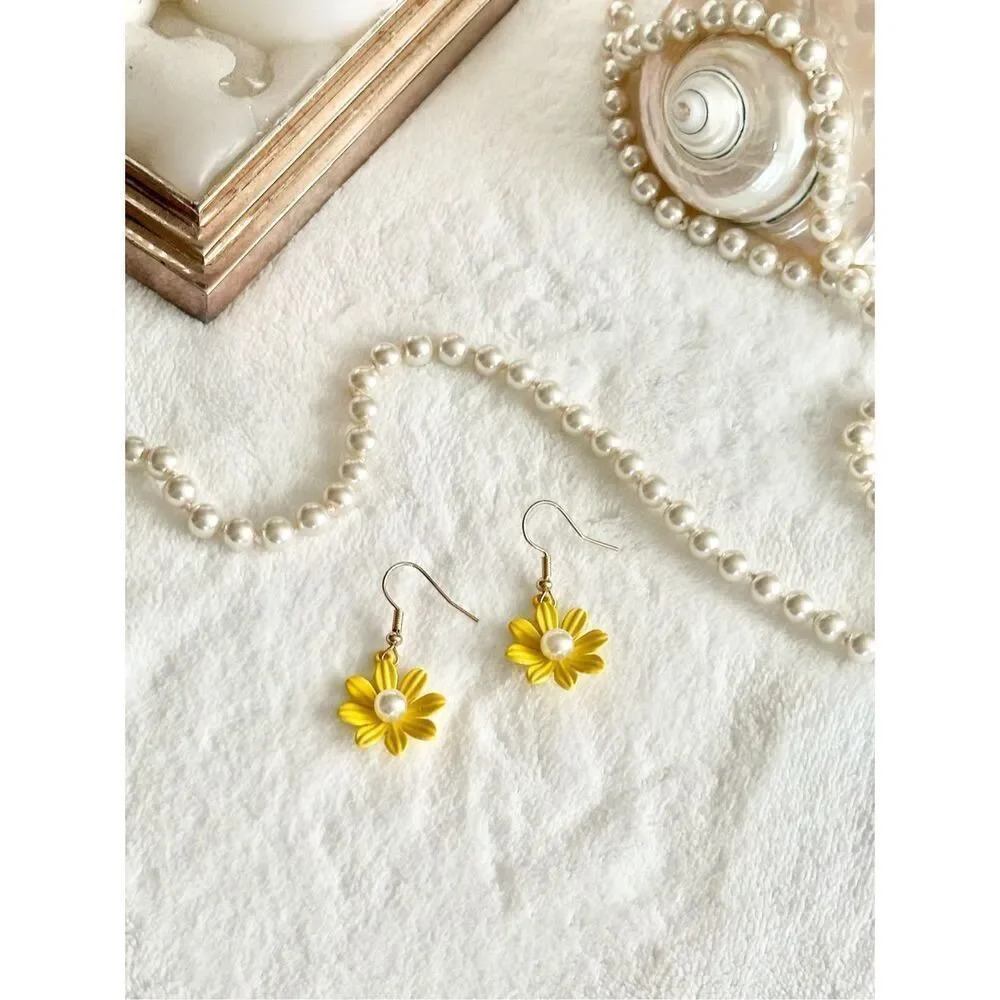 Yellow Daisy dangle earrings with faux pearl ￼